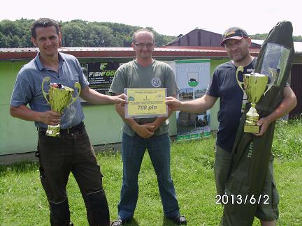 Wr�czenie prawa startu w Mistrzostwach Polski w W�dkarstwie Karpiowym PCM 2013- D�BOWA 4-8 wrze�nia.jpg
