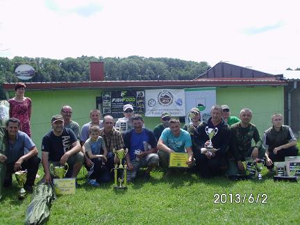 Zdj�cie grupowe zawodnik�w s�dzi�w i (pomagier�w).jpg